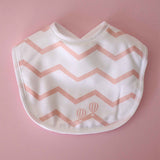Pack de 2 Babetes em Algodão Orgânico Chevron Rosa
